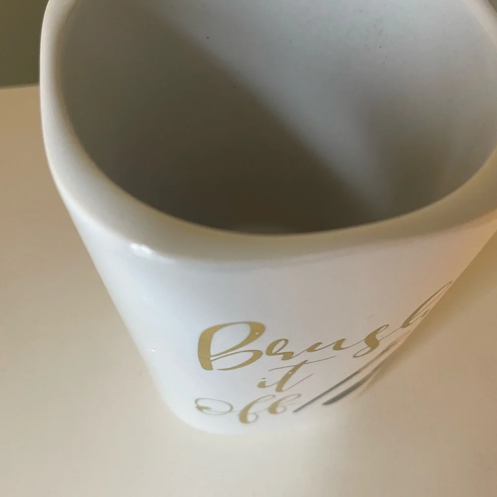 Brush it off makeup brush holder